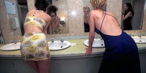 Di Bar Ini Pria Bisa Mengintip Toilet Wanita