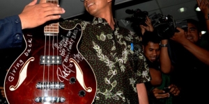 Gitar Bass Jokowi Pemberian Metallica Jadi Milik Negara