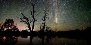 Indahnya Sinar Komet yang Berkilau di Langit Malam Australia