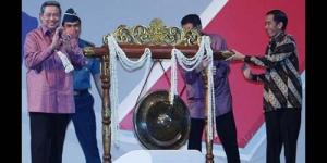 Jokowi Reflek Pindahkan Gong, SBY Hanya Tersenyum Lebar