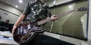 Jokowi Serahkan Gitar Metallica ke KPK
