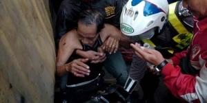 Kecelakaan Maut! Truk Kontainer Timpa Pengendara Motor