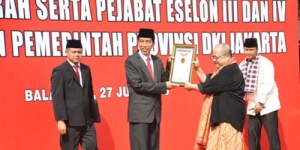 Lantik Lurah dan Camat, Jokowi Bikin Rekor Dunia!