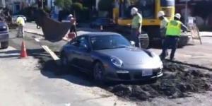 Memalukan Mobil Porsche 911 Terjebak Semen Basah (video)