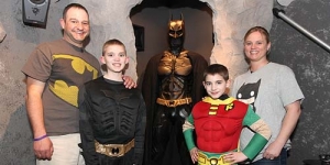 Penggemar Batman Bikin Markas Batman Batcave Di Rumahnya