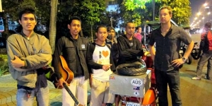 Pria Ini Berhasil Keliling Dunia Naik Vespa