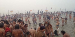 Sambut Festival 'Kumbh Mela', Ratusan Juta Orang Bugil Terjun ke Sungai Gangga
