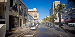 Seniman Michael Elion Bikin Pelangi di Jalan Cape Town Afrika Selatan