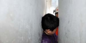 Terlambat Sekolah, Bocah Ini Terobos Celah Dinding Sempit dan Akhirnya Terjepit