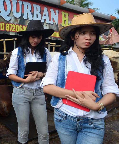 Ladies Cowboy Penjajah Sapi Qurban SPG Cantik Siap Layani Pembeli Hewan Kurban Ladies Cowboy Penjajah Sapi Qurban SPG Cantik Siap Layani Pembeli Hewan Kurban
