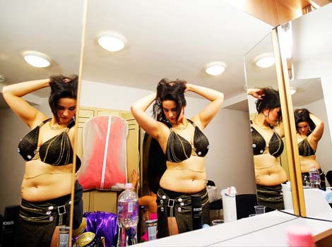 Para Wanita Seksi di Kontes Miss Belly Dance Hungaria Budapest