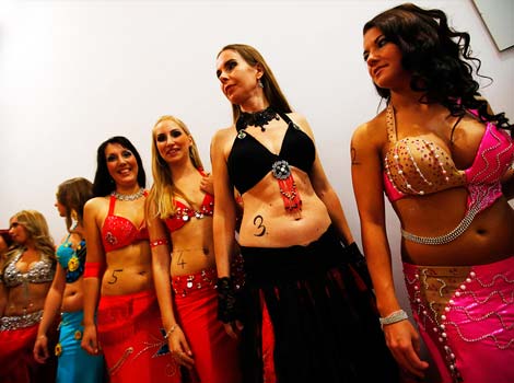 Para Wanita Seksi di Kontes Miss Belly Dance Hungaria Budapest