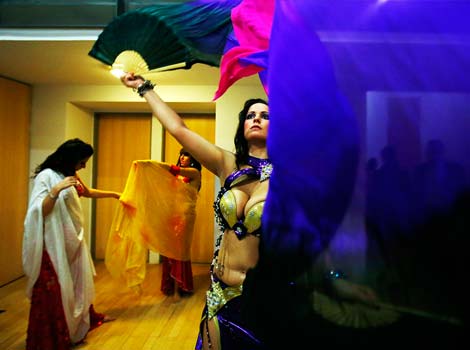 Para Wanita Seksi di Kontes Miss Belly Dance Hungaria Budapest