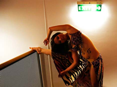 Para Wanita Seksi di Kontes Miss Belly Dance Hungaria Budapest