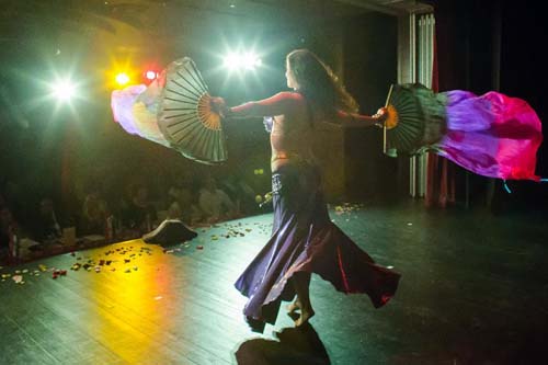 Para Wanita Seksi di Kontes Miss Belly Dance Hungaria Budapest