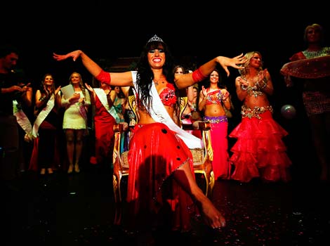 Para Wanita Seksi di Kontes Miss Belly Dance Hungaria Budapest