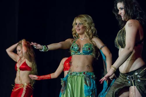 Para Wanita Seksi di Kontes Miss Belly Dance Hungaria Budapest