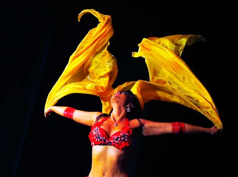 Para Wanita Seksi di Kontes Miss Belly Dance Hungaria Budapest