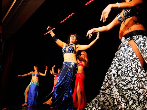 Para Wanita Seksi di Kontes Miss Belly Dance Hungaria Budapest