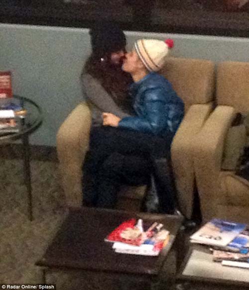 Selena Gomez cium Justin Bieber di Bandara