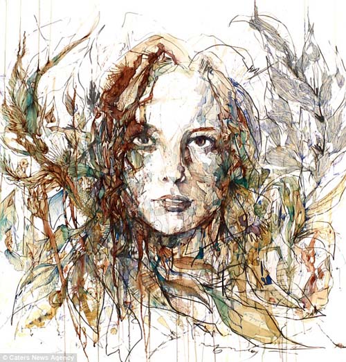 Sensasi Baru dari Seniman Carne Griffiths, Melukis dengan Tea di Kanvas Sensasi Baru dari Seniman Carne Griffiths, Melukis dengan Tea di Kanvas