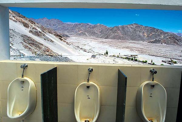 Foto Toilet Dengan Pemandangan Terindah Dunia India