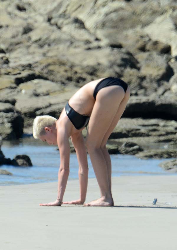 Yoga di Pantai, Miley Cyrus Tampil Seksi dengan Bikini Hitam.