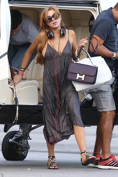 Payudara lindsay lohan terekspos