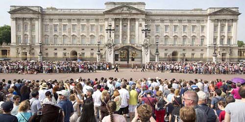 FOTO: Meriahnya Warga Inggris Sambut Anak Kate Middleton 