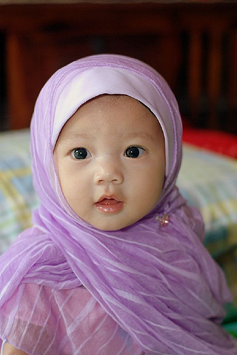 Foto Lucu Menggemaskan Bayi Memakai Jilbab 8 Pake Hijab