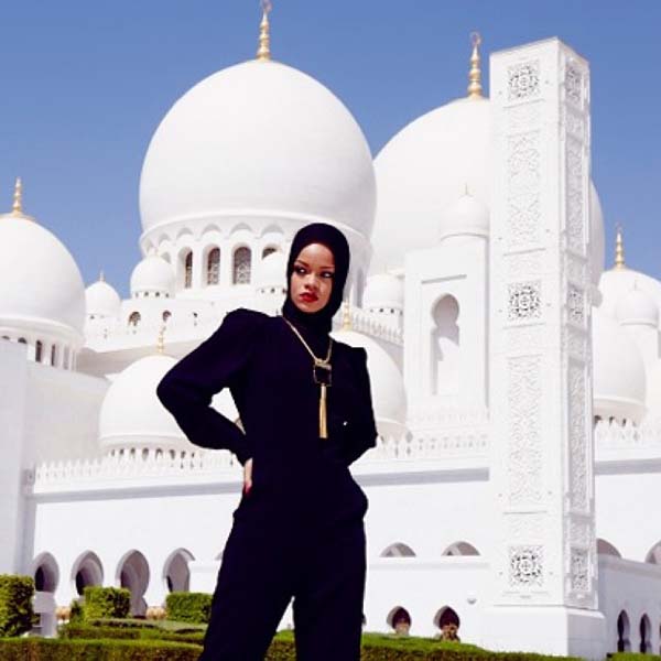 Rihanna berjilbab