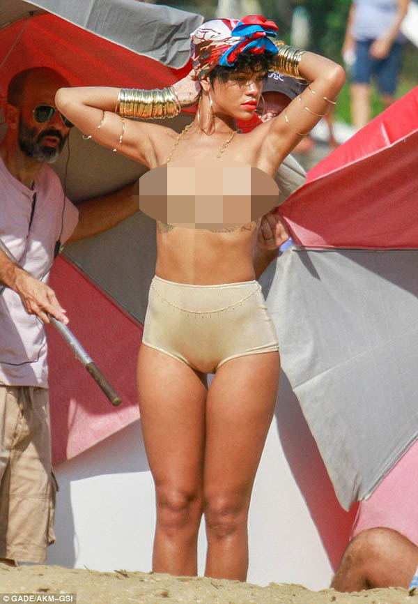 Rihanna topless Vogue Brasil