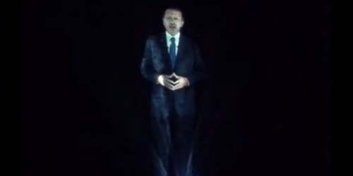 Perdana Menteri Turki Berpidato dengan Hologram Raksasa