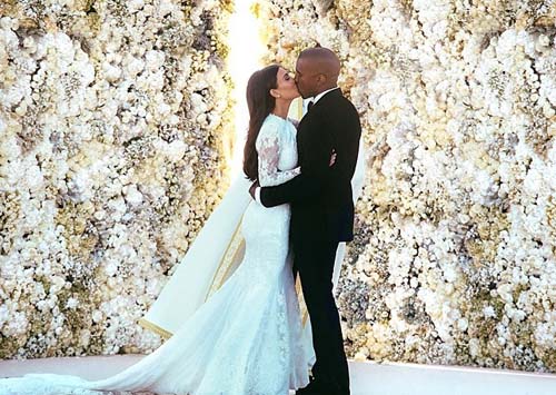 Kanye West cium mesra Kim Kardashian