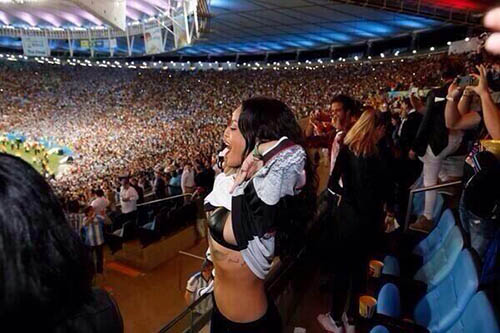 Rihanna pamer bra