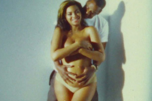 Perut hamil Beyonce dipeluk Jay-Z