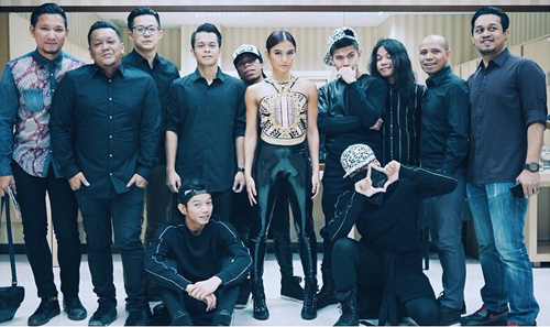 Agnes Monica bersama para kru konser