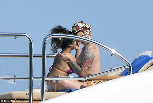 Rihanna cium wanita bertato