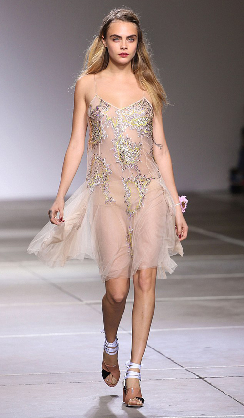 Cara Delevingne seksi dengan gaun transparan Topshop