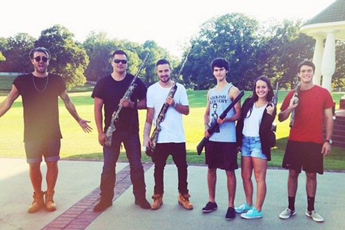 Liam Payne pegang senapan