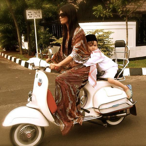 Farah Quinn naik vespa dengan putranya