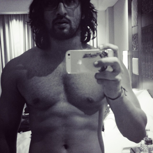 Shaheer Sheikh telanjang dada selfie