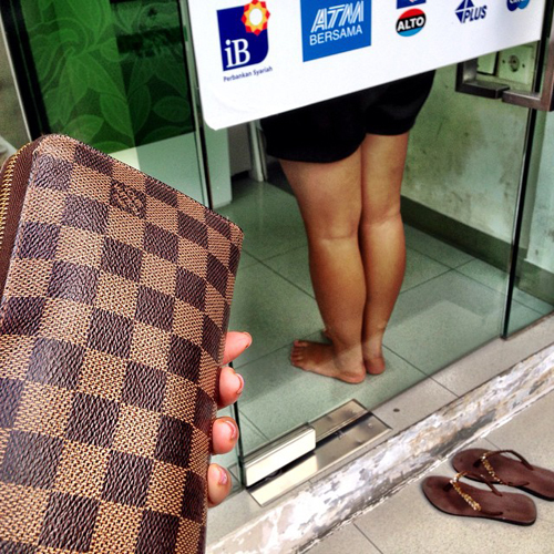 Farah Quinn unggah foto wanita copot sandal di ATM