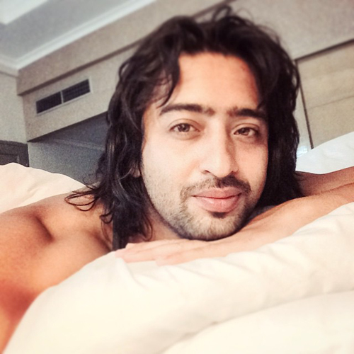 Shaheer Sheikh telanjang di atas ranjang