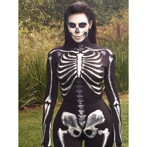 Kim Kardashian memakai kostum tengkorak untuk Halloween 2014
