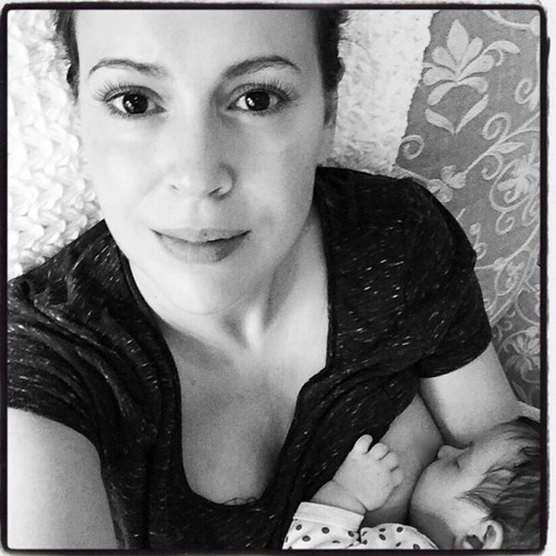 Alyssa Milano menyusui bayinya