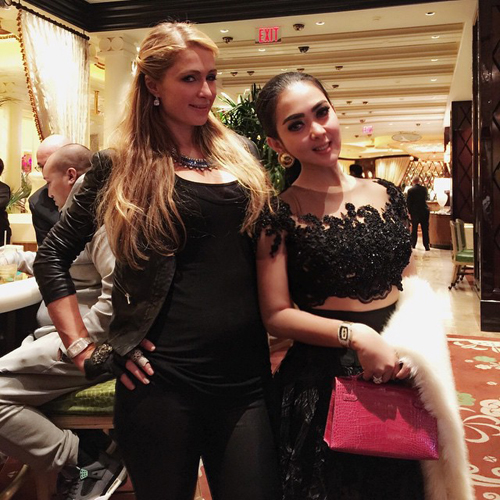 Syahrini foto bareng Paris Hilton di Las Vegas