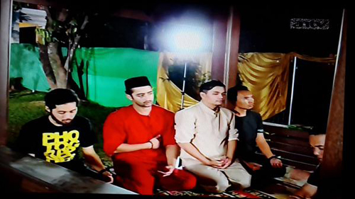 Shaheer Sheikh salat Magrib berjamaah dengan Indra Bekti