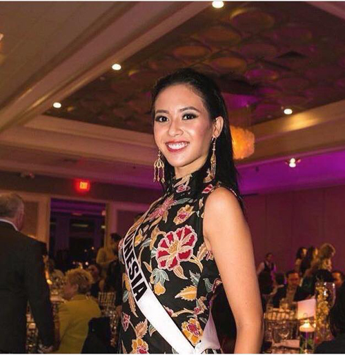 Batik Sumenep yang dipakai Elvira Devinamira di Miss Universe 2015