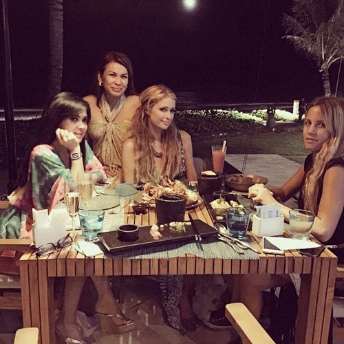 Syahrini makan malam bareng Paris Hilton di Bali
